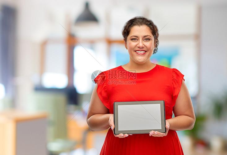 技术人互联网的快乐的女人穿着红色的衣服着平板电脑电脑上空白的屏幕
